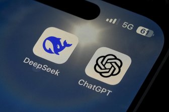 Wie Künstliche Intelligenz den Wahlkampf beeinflusst: Vortrag im Oberen Bahnhof in Plauen - Die Icons für die Smartphone-Apps DeepSeek und ChatGPT sind auf einem Bildschirm zu sehen. Die Programme arbeiten mit Künstlicher Intelligenz.