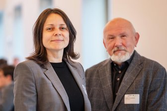 Wie Künstliche Intelligenz im Vogtland helfen soll: Duale Hochschule in Plauen stellt Anwendungsmodelle vor - Susanne Franke, Geschäftsführerin der d-opt GmbH aus Neumark, und Steffen Kretzschmar von der Stadt Plauen haben ein KI-Projekt zur Ermittlung des Wohnraumwertes vorgestellt.