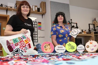 Wie Kunst aus dem Baskenland ins Erzgebirge kommt - Nerea Lekuona (l.) und Edurne Herrán mit einigen ihrer Kunstwerke, die sie in der Woche geschaffen haben.
