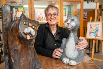 Wie Kunstwerke entstehen: Das ist am Wochenende im mittleren Erzgebirge los - Für Manuela Stock sind Katzen ein zentrales Motiv für ihre Kunstwerke.