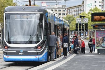 Wie lässt sich das Personalproblem bei der CVAG in Chemnitz lösen? - Die Haltestelle am Roten Turm in der Innenstadt: Fahrtausfälle sorgen immer wieder für Frust.
