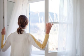Wie lässt sich Schimmelbildung in Wohnräumen vermeiden? Die Sächsische Energieagentur gibt Chemnitzern in einem Online-Seminar Tipps - Dass das Lüften von Wohnräumen Schimmelbildung vorbeugen kann, ist relativ bekannt. Doch wie lüftet man richtig? Antwort geben Experten in einem Online-Seminar.