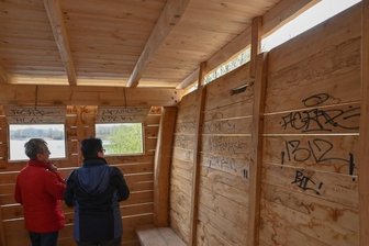 Wie Landschaftspfleger auf verunstaltete Hütte reagieren - Unbekannte hatten das Innere der Aussichtsplattform am Großen Teich in Limbach-Oberfrohna beschmiert. 