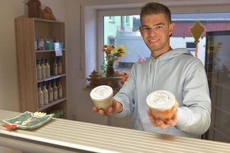Wie lange darf ein Mastschwein leben? Schwieriges Thema bei „Bauer sucht Frau“ in Oederan - Paul Lohse aus Schönerstadt verkauft im kleinen Hofladen Wurstprodukte von den eigenen Tieren.