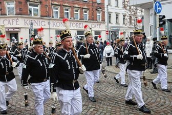Wie lange gibt es die Bergparade in Zwickau noch? - Die Formation des Steinkohlenbergbauvereins Zwickau. In der Mitte Jörg Thiel, mit 35 Jahren diesmal der jüngste Kumpel bei den Zwickauen.