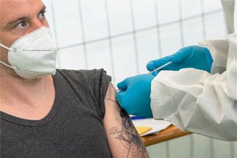 Wie lange hält die Corona-Impfwirkung an? - Schützt zu 95 Prozent: die zweite Impfung.
