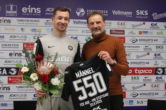 Wie lange hütet Martin Männel noch das Tor des FC Erzgebirge Aue? - Martin Männel erhielt nach der Partie ein Jubiläumstrikot von Sportvorstand Jens Haustein. Das Jersey wird bei dem Rekordspieler einen besonderen Platz erhalten, versicherte Männel der „Freien Presse“.