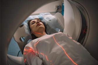 Wie lange man im Erzgebirge auf einen Termin für ein CT oder MRT warten muss - Eine Patientin während einer Untersuchung mit dem Computertomografen (CT).