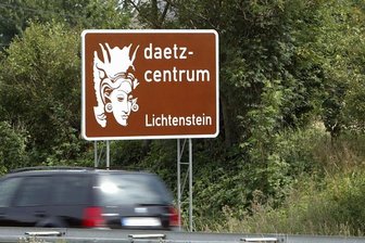 Wie lange noch Werbung für eine geschlossene Ausstellung? - An der Autobahn A4 in Richtung Dresden kurz vor der Abfahrt Wüstenbrand wird bis heute auf das Daetz-Centrum Lichtenstein hingewiesen. Doch dessen Dauerausstellung "Meisterwerke in Holz" ist schon seit Anfang 2018 geschlossen. 
