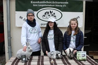 Wie Langenbernsdorfer Kaninchenzüchter die Jugend fördern und fordern wollen - Die Nachwuchszüchter Janik Sparbrot, Deborah Schmidt und Pauline Graf sind erfolgreiche Mitglieder des Langenbernsdorfer Rassekaninchenzuchtvereins S 252 Langenbernsdorf-Trünzig.