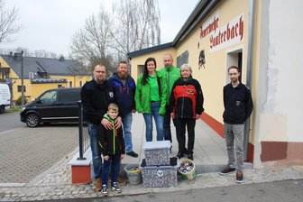 Wie Lauterbacher krebskranken Kindern mit Kronkorken helfen - André Schmutzler, Sammelinitiator in Langenhessen, mit Sohn Elias, Marko Dietel, Sammelinitiator in Lauterbach, Annett Richter und Michael Senz vom Verein „Kronkorken fürs Kinderhospiz“, Juliane Küttner, Vorsitzende des Landlustvereins und Thomas Wendler ist der Lauterbacher Wehrleiter (v. l.).