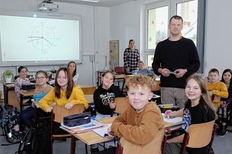 Wie Lengenfeld dem Lehrermangel begegnet - Vermittelte am Donnerstag Grundlagen der Geometrie: Kobra-Mitarbeiter Magnus Tauch - der einst selbst in Lengenfeld Schüler war. 