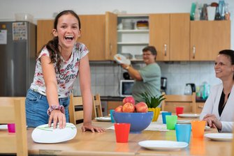 Wie Leonie dank Erziehungshilfe ihr Leben meistert - Tisch decken - die zwölfjährige Leonie hat es mittlerweile zur Freude ihrer Mutter (rechts) und der Tagesgruppenleiterin Anja Krell drauf.