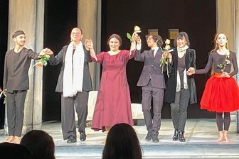 Wie Leonora Weiß-del Rio das Publikum begeistert - Schlussapplaus bei der Premiere "Die menschliche Stimme" im Theater Döbeln, in der Mitte Leonora Weiß-del Rio.