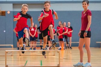 Wie Lichtenstein junge Leichtathleten fördert - Alexandra Lampert und ihre Söhne Jonas (links) und Marius sind mit Begeisterung am Werk. 