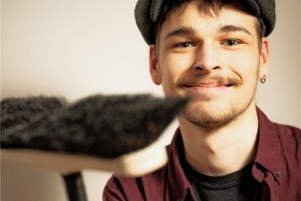Wie man an legale Haushaltshilfen kommt - Autor Fionn Klose freut sich, dass er den Besen heute nicht selbst schwingen muss, sondern an eine Putzhilfe abgeben kann.