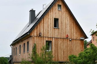 Wie man eine Energiewende im Eigenheim schafft - Über mehrere Jahre hinweg hat der Göritzhainer durch mehrere Maßnahmen dieses Haus fit für die Zukunft gemacht. Das Dach ist genauso gedämmt wie die Fassade des Obergeschosses. Zudem wurde unter anderem eine Fotovoltaikanlage auf dem Dach und eine weitere an der Stützwand montiert.