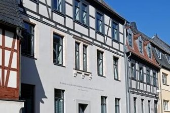 Wie man historischen Gebäuden neues Leben einhauchen kann - Das sanierte Gebäude an der Ernst-Thälmann-Straße in Lichtenstein. 