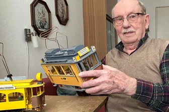 Wie man mit 100 Jahren seinen Humor bewahrt: der Freiberger Siegfried Jäckel - Fitness für Geist und Körper: Über Jahrzehnte baute Siegfried Jäckel Modelle - so wie diese historischen Straßenbahnen aus Holz und Pappe baute er beispielsweise auch die Dresdner Frauenkirche nach: Ebenso goss er die Figuren der Bergparade in Zinn und bemalte sie.