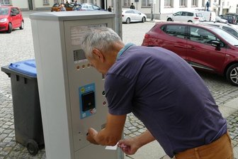 Wie man richtig am Neumarkt in Zschopau parkt - Der einzige Parkautomat im Ortskern befindet sich am Altmarkt nahe der Einfahrt zum Schloss Wildeck.