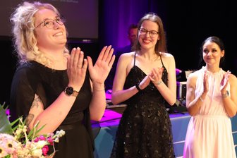 Wie man Silberstadtkönigin von Freiberg wird: So starke Nerven hatten die Bewerberinnen am Wahlabend im Tivoli - Der Moment der Verkündung: Laura Schröter wird neue Silberstadtkönigin von Freiberg. Ihre Mitbewerberinnen Emily Clauß und Olivia Wagner (v.l.) applaudieren fair.