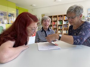 Wie Menschen in Mittweida einsamen Senioren helfen - Sylva Saupe (l.) vom Verein Netzwerk in Mittweida hat Annemarie Knorr (M.) und Bärbel Steger zusammengebracht. Bärbel Steger hilft Annemarie Knorr bei kleinen Problemen im Alltag und unternimmt viel mit ihr.