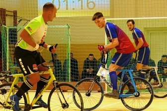 Wie mit dem Vater, so mit dem Sohn - Im ersten Spiel mussten Lucas Neubert (hinten) und Tobias Buschbeck zwar eine knappe Niederlage gegen Fraureuth hinnehmen, doch danach gelangen dem Niederlautersteiner Duo noch zwei Heimsiege. 