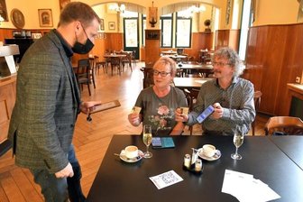 Wie Mittelsachsens Gastgeber mit 2G umgehen - Martin Höher überprüft hier den Impfstatus von Kerstin und Ulli Renz aus Bamberg im Tivoli. Zu ihrem 55. Geburtstag besuchte Kerstin Renz ihre Mutter Annelies Ziller in der Tagespflege in Freiberg. 