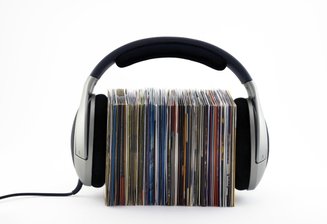 Wie Musik zur Salatbar wurde - Die Hitliste der Nuller entstand unter der Maßgabe, sowohl die künstlerisch einflussreichsten als auch die kommerziell wichtigen Veröffentlichungen gegeneinander abzuwägen und möglichst in Einklang zu bringen. An dem Verfahren, bei dem auch Subjektives einfloss, waren Franziska Mehlhorn, Ulrike Nimz, Ronny Strobel, Sebastian Steger, Matthias Zwarg und Tim Hofmann beteiligt. Die Auswahlbegründung für jedes einzelne Album lesen Sie im Internet. 