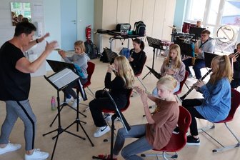 Wie Musizieren die Persönlichkeit stärkt - Jeden Montagmorgen probt Musiklehrerin Kerstin Kleindienst (links) mit den Schülerinnen und Schülern des Schulorchesters. Dass Musik die Kinder in ihrer Persönlichkeit stärkt und voranbringt, davon ist Kerstin Kleindienst fest überzeugt.
