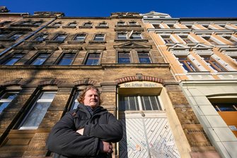 Wie muss ein Wohnhaus aussehen? Vermieterstreit auf dem Chemnitzer Sonnenberg - Lars Fassmann ist Eigentümer des Hauses Reinhardtstraße 9 auf dem Sonnenberg. Der Besitzer des Nachbarhauses Gunter Kaden hat eine kritische Meinung zu Fassmanns Aktivitäten im Immobiliensektor, möchte aber nicht fotografiert werden.