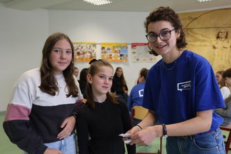 Wie Muttersprachler im Erzgebirge Lust auf Französisch machen - Louise Pichet zeigt Eleni und Natalie (v.r.) verschiedene französische Wörter, während im Hintergrund die Zehntklässler ein Kennenlernspiel machen.