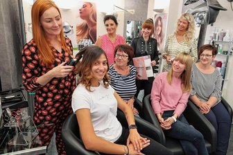Wie Nachhaltigkeit in die Friseursalons einzieht - In einem fünfstündigen Seminar erklärt Trendberaterin Christina Otto (links) der Lichtensteiner Friseurmeisterin Susann Berger (hintere Reihe rechts) und ihren Mitarbeiterinnen, wie Frisuren langlebiger und nachhaltiger werden können. Langjährige Kundinnen standen dafür Modell. 