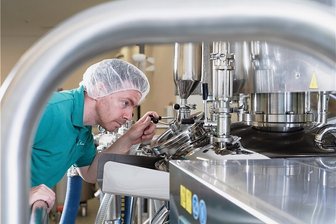Wie natürlich ist Naturkosmetik? - Benny Heß von der Firma Charlotte Meentzen steuert im Ansatzkessel die Elixier-Produktion.