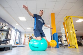 Wie Nico Baumann aus Plauen mithilfe der Rentenversicherung seine Rückenschmerzen besiegt hat - Nico Baumann trainiert zweimal die Woche im Rahmen von RV Fit - die Pezziball-Übung stärkt seine Tiefenmuskulatur.