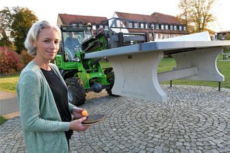 Wie Oederan zu einer Tischtennisplatte kam - Juliane Brand-Schubert sponsorte mit ihrer Firma die Tischtennisplatte, Martin Stöwer platzierte sie.