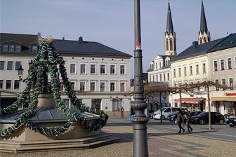 Wie Oelsnitz den Aufbruch schaffen will - Der Oelsnitzer Markt: Viel Platz, doch an vielen Tagen wenig los. Was könnte den Platz im Sommer beleben?