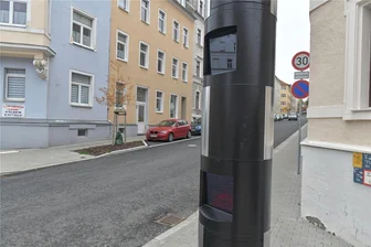 Wie oft der neue Blitzer in der Schönlebestraße in Freiberg bisher geblitzt hat - Der stationäre Blitzer an der Schönlebestraße in Freiberg ist seit November in Betrieb.