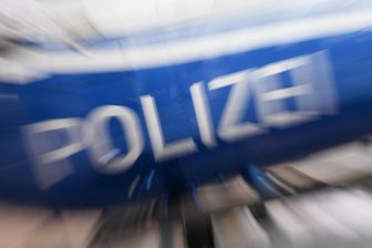 Wie passiert denn so was? Rennradler bleibt in Niederschindmaas an einem Pferd hängen - Über diesen ungewöhnlichen Unfall staunt sogar die Polizei.