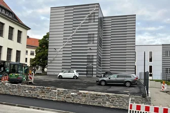 Wie passt Asphalt zur Bergakademie Freiberg? - Vor dem Hallenneubau der TU Bergakademie an der Agricolastraße in Freiberg ist Asphalt aufgezogen worden.