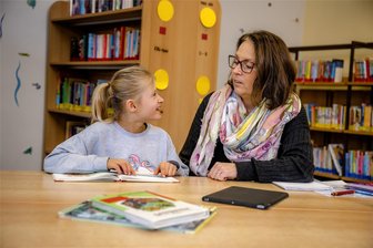 Wie Paten bei Sachsens Schülern die Freude am Lesen wecken wollen - Mit witzigen Geschichten und Lesepaten finden auch Büchermuffel zum Lesen.