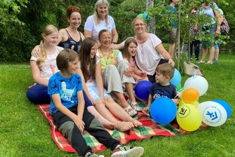 Wie Paten Eltern helfen und damit eine Familie gewinnen - Alle vereint auf einer Decke: Christine Pankau (Bildmitte) inmitten ihrer Familien: links Yvonne Escher mit ihren Kindern Josephine, Jasmin und Julius, rechts Janine Loncke mit ihren beiden Kindern Joelle und Jannis. Marion Robacki (hinten Mitte) vom Kinderschutzbund koordiniert die Familienpatenschaften für den Altkreis Freiberg. Sie bringt Familien und Paten zusammen und in neun von zehn Fällen wird daraus eine schöne Gemeinschaft, sagt sie.