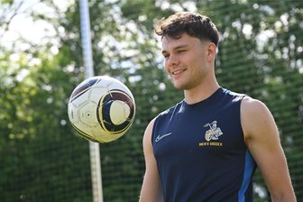 Wie Phoenix aus der Asche: Neuzugang macht fünf Tore in einem Spiel für Landesklasse-Kicker aus Reichenbrand - Der Ball ist sein Freund: Phillip Seifert spielt seit zwei Jahren in den USA Fußball, derzeit hält er sich bei Eiche Reichenbrand fit – und wie.