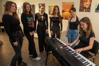 Wie Plauener Schüler Geld für den Abiball sammeln - Elftklässler des Plauener Diesterweg-Gymnasiums sammeln Geld für ihren Abiball. Dazu wurde auch eine Vernissage im Quartier 30 genutzt.