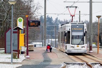 Wie Plauens Nahverkehr Barrieren abbaut - Wer mobil sein will, kann mit der Jahreskarte für 88 Cent pro Tag Straßenbahn und Stadtbus nutzen. Ein unschlagbares Angebot, sagt Plauens Verkehrsplaner. 2022 wird die Plamag-Haltestelle (im Bild) umgestaltet.