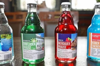 Wie Pleiße-Wasser in die Flasche kommt - Vier Sorten gehören zum Sortiment: Tafelwasser, Waldmeister, Himbeerbrause und der Energydrink.