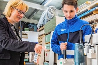 Wie Praktika zum Traumberuf führen - Azubi Florian Noack lernt bei der Trockenbau Wäntig GmbH in Schneeberg seinen Traumberuf. Das Foto zeigt ihn mit Geschäftsführerin Stefanie Wäntig beim Fräsen von Formteilen. 