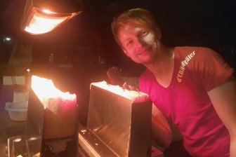 Wie Raclettekäse ungewöhnlich schmilzt - Daniel Junghans bietet in diesem Jahr auf dem Chemnitzer Weihnachtsmarkt erstmals Schweizer Raclette an. Zum Gaumenschmaus kommt die heimeligeBeleuchtung.
