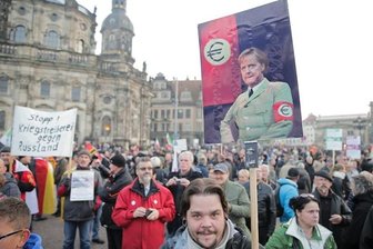 Wie radikal ist Pegida? - Unverhohlene Anleihen beim dunkelsten Kapitel deutscher Geschichte nimmt dieses Plakat bei der Pegida-Demo in Dresden.