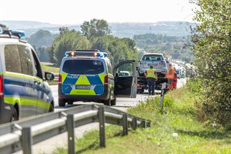 „Wie Rambo“ auf der A 72: Prozess nach schwerem Ausbrems-Unfall im Erzgebirge - Bei einem Unfall auf der A 72 auf Höhe „Am Neukirchner Wald“ wurde 2024 ein Motorradfahrer schwer verletzt. Ein Autofahrer hatte ihn ausgebremst.